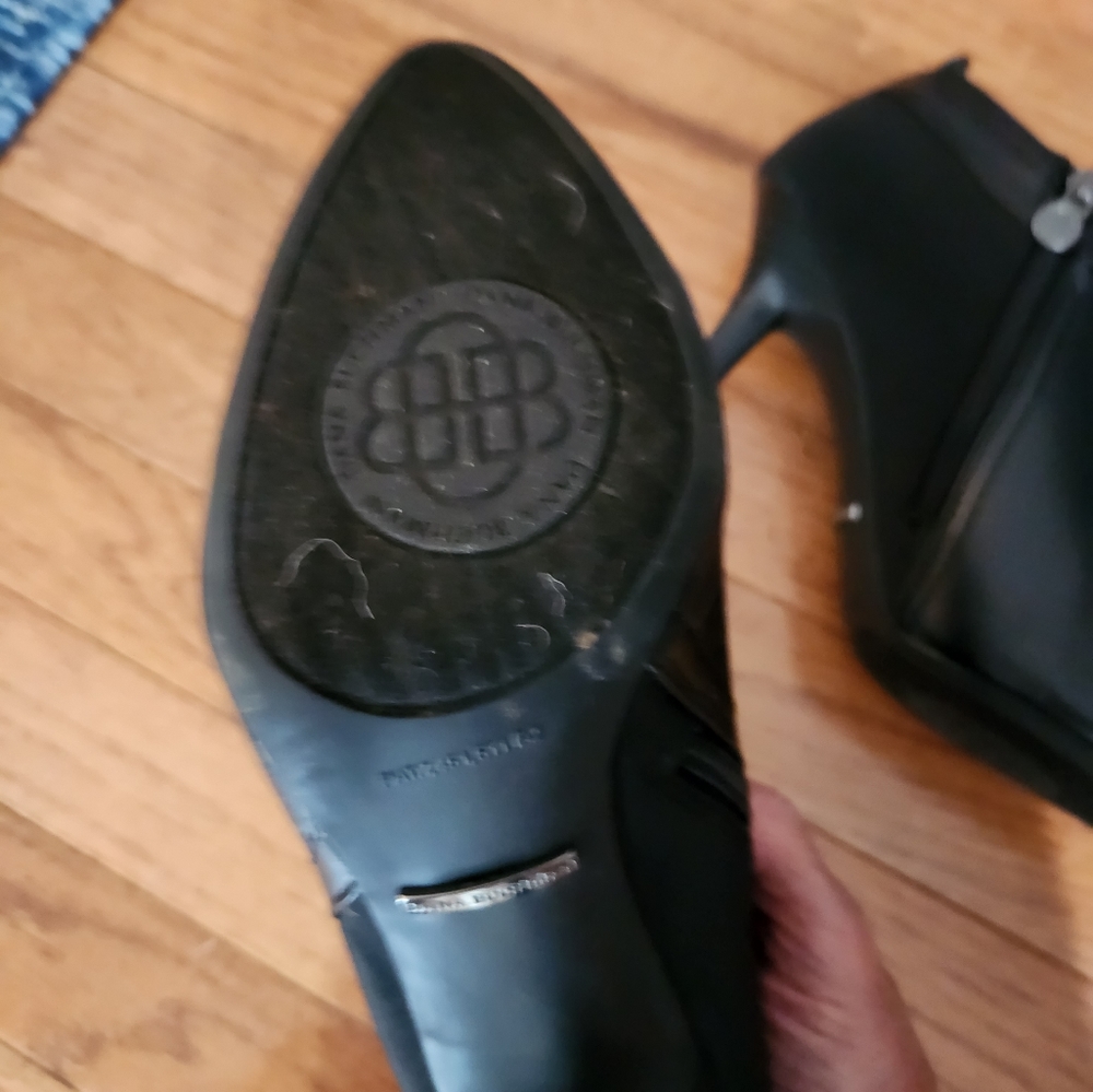 Striking Dana Buchman booties ladies size 7 - Picture 4 of 4